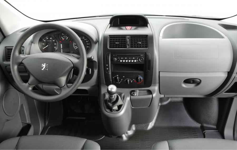  Peugeot Expert 2008 года  (фото 8 из 31)